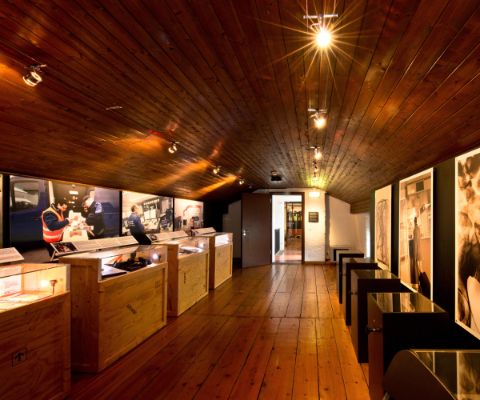Schweizerisches Zollmuseum Lugano: Innenansicht mit Schaukästen 