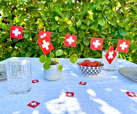 Die fertige 1. August-Deko mit Schweizer Girlande, Fähnchen und Konfetti