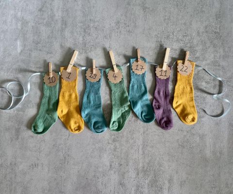 Il calendario dell'Avvento realizzato a mano e sostenibile fatto di calzini.