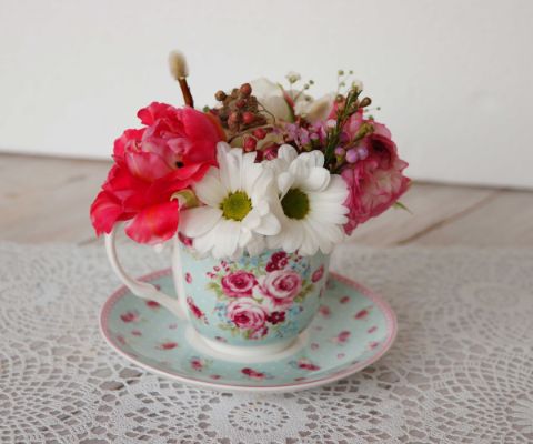 Arrangement floral dans une tasse