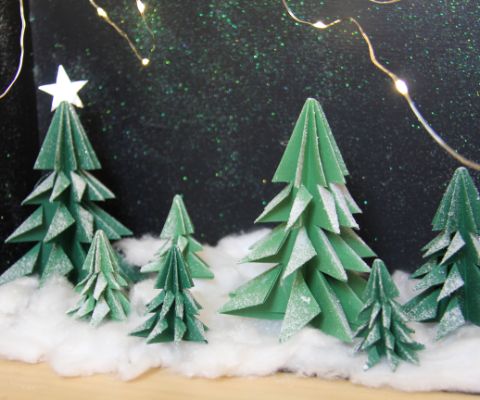 Paysage hivernal décoré avec des sapins de Noël en pliage de papier