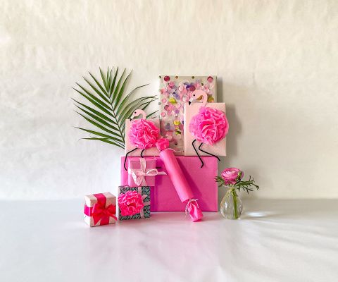 Un cadeau emballé avec amour dans du papier cadeau flamant rose