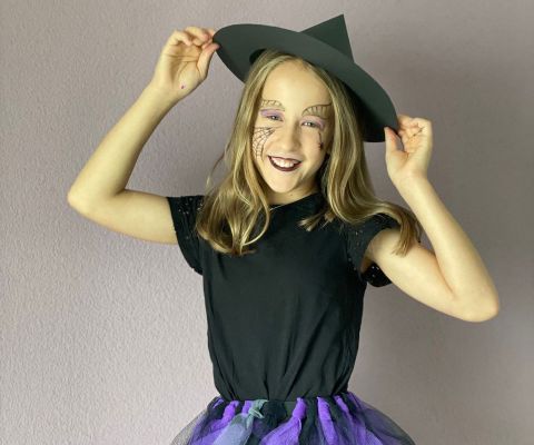 Ce déguisement de sorcière pour halloween est très facile à réaliser soi-même