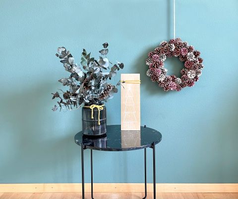 Réalisés soi-même et si jolis: un écriteau en bois, un vase avec guirlande lumineuse et une couronne de porte