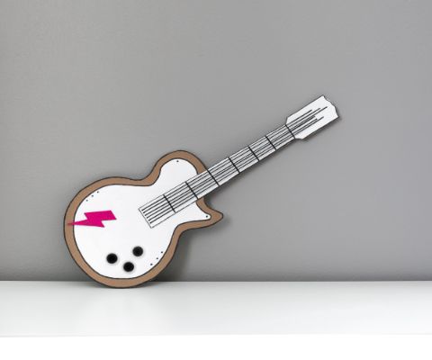 Une guitare en carton à faire soi-même