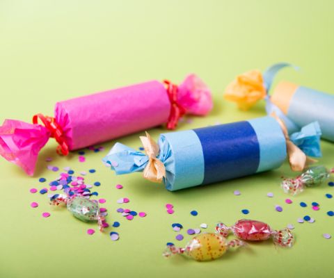 Diablotins multicolores remplis de confettis et de bonbons