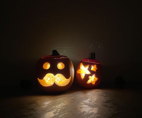 Leuchtende Halloween-Kürbisse im Dunkeln