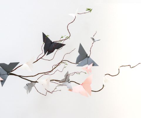 Origami Schmetterling auf Frühlingsast