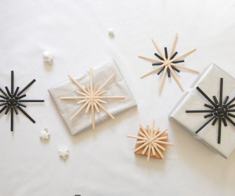 Queste graziose stelle di cannucce sono perfette per decorare i regali