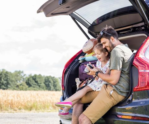 Padre e figlia viaggiano insieme in auto