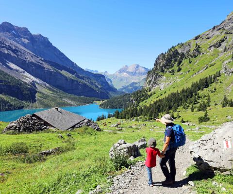 Un enfant et son père en randonnée dans l'Oberland bernois.