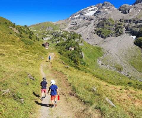 Père et fils en randonnée en Suisse centrale.