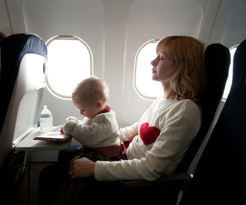 Donna con bebè in aereo
