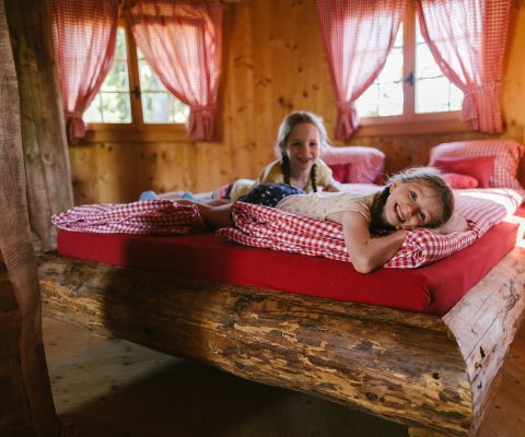 Mädchen übernachtet im Madrisa-Baumhaus