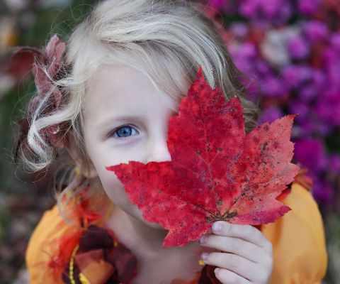 Mädchen mit Herbstblatt