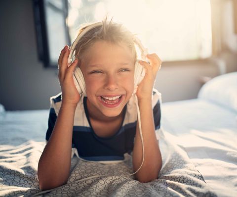 Divertissement gratuit pour enfants: garçonnet écoutant des podcasts