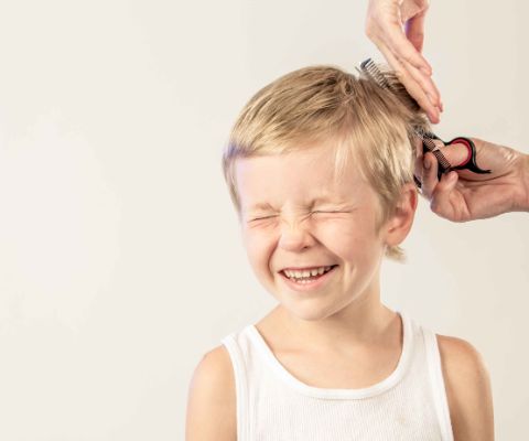 Genitori che tagliano i capelli ai bambini