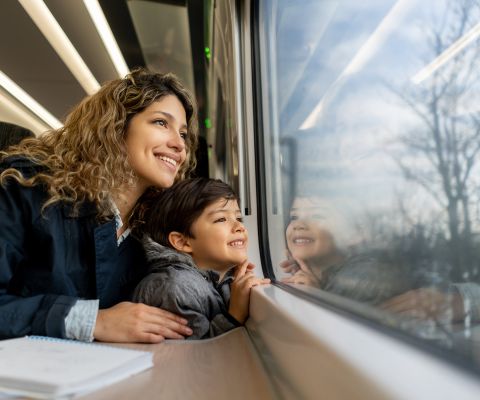 Madre e figlio guardano fuori dal treno in corsa