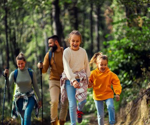 Familie wandert im Herbst