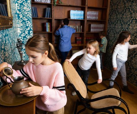 Bambini cercano indizi nella escape room
