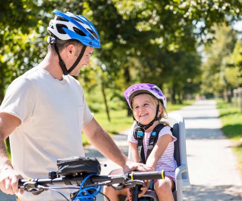 Vater und Tochter fahren Fahrrad