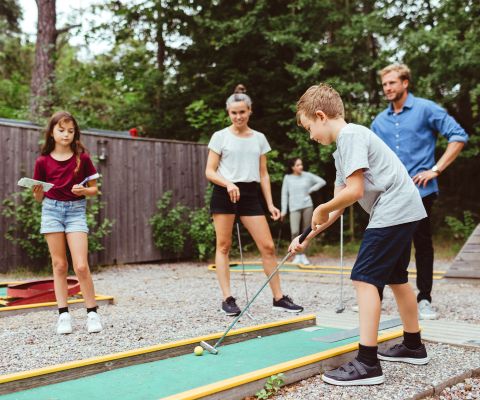 Une famille joue au mini-golf