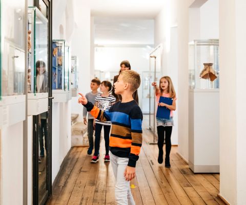 Des enfants émerveillés au musée