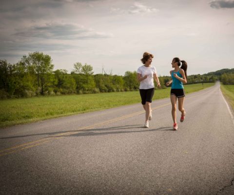 Jeunesse et sport: une mère et sa fille en plein jogging
