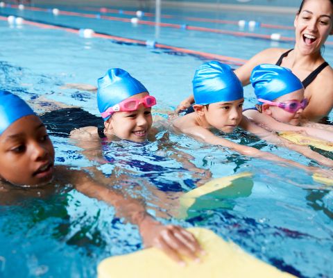Enfants durant un cours de natation
