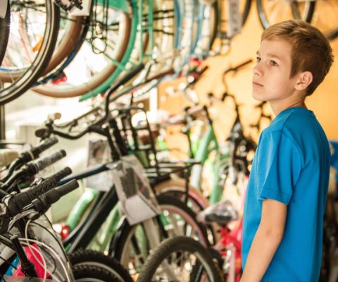 Un ragazzo sceglie il suo nuovo equipaggiamento da ciclismo