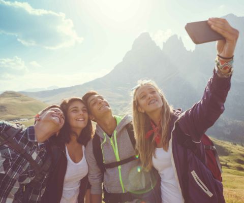 Adolescents prenant des selfies durant une randonnée