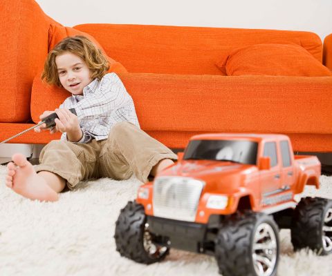 Action-Spielwaren: Kleiner Junge und sein ferngesteuertes Auto