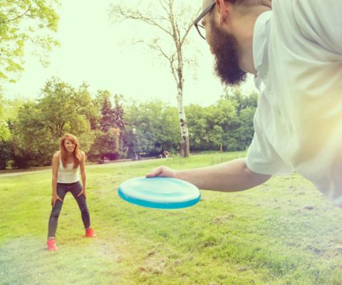 Mann und Frau am Frisbee spielen