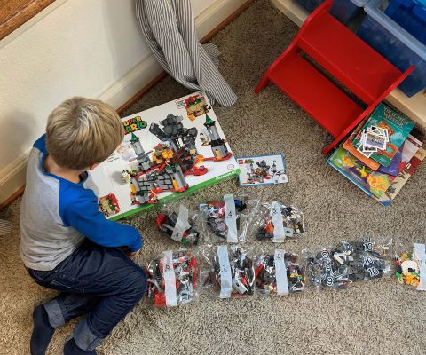 Junge baut die LEGO® Super Mario™-Welt zusammen