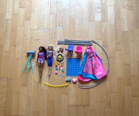 Tente de camping Barbie - Contenu du set disposé de manière bien visible sur le sol