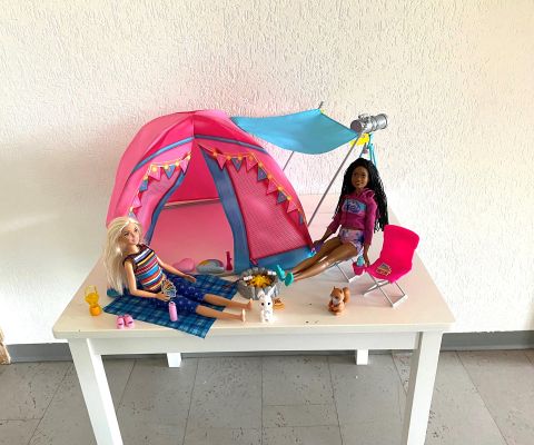 Barbie Camping Zelt mit zwei Barbie-Puppen aufgebaut