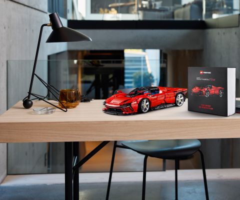 Der «LEGO® 42143 Technic Ferrari Daytona SP3» steht auf einem Tisch