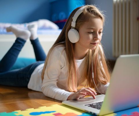 Tempo passato dai bambini davanti allo schermo: ragazzina che studia al computer