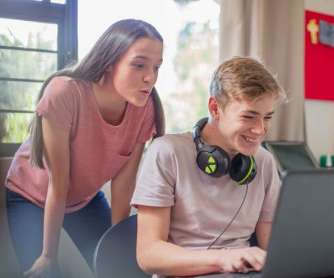 Cloud gaming: due adolescenti giocano con il notebook