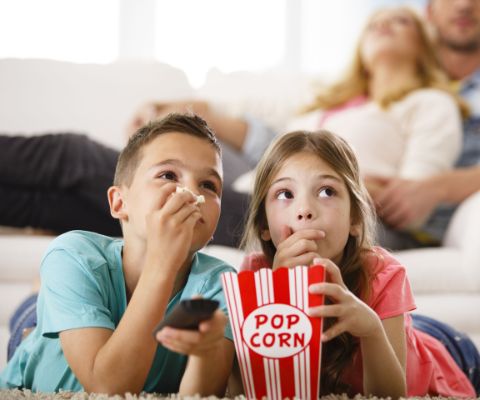 Geschwisterpaar schaut Kinderfilm