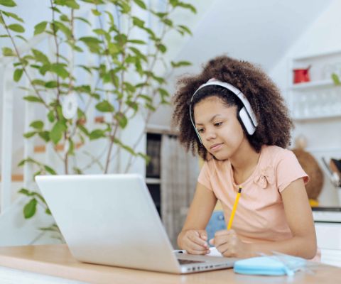 Una ragazza studia a casa con un'app di apprendimento