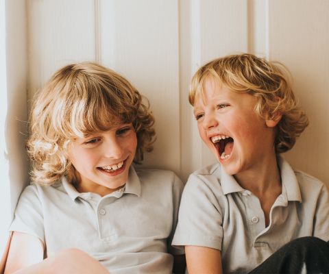Zwei Jungs lachen zusammen