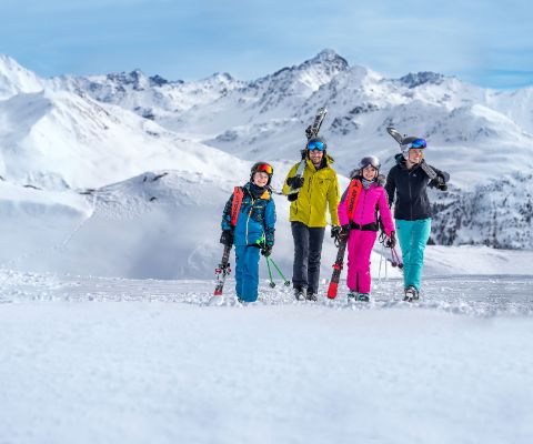 Famiglia con gli sci sulla seggiovia