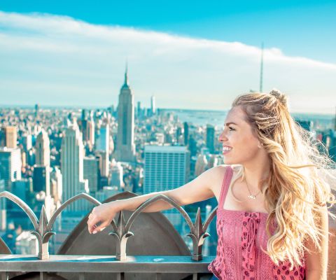 Giovane donna davanti ai grattacieli di New York