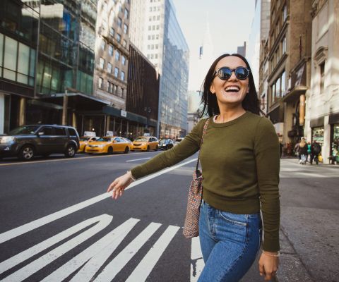 Giovane donna cammina a New York