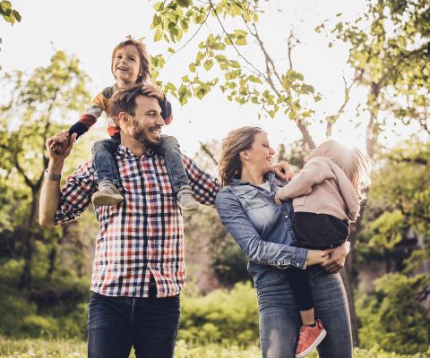 Eine Familie im Sonnenschein