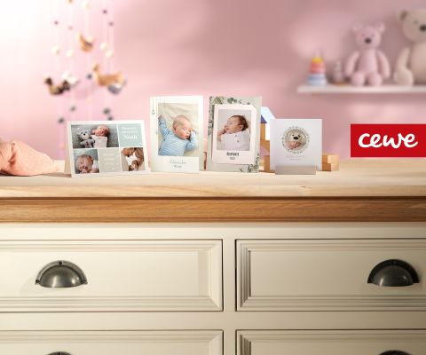 2025_cewe-ch_famigros_buehne-home_1920x1600px_Babykarten_FR