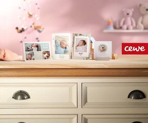 2025_cewe-ch_famigros_buehne-home_1920x1600px_Babykarten_IT