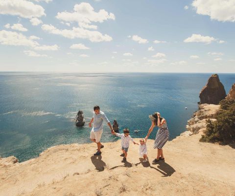 Familie auf einer Klippe am Meer