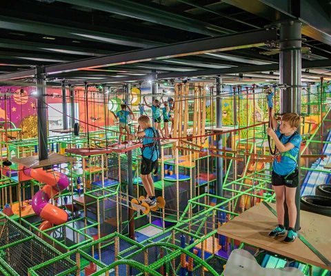 Kinder im Kletterpark im Kiddy Dome